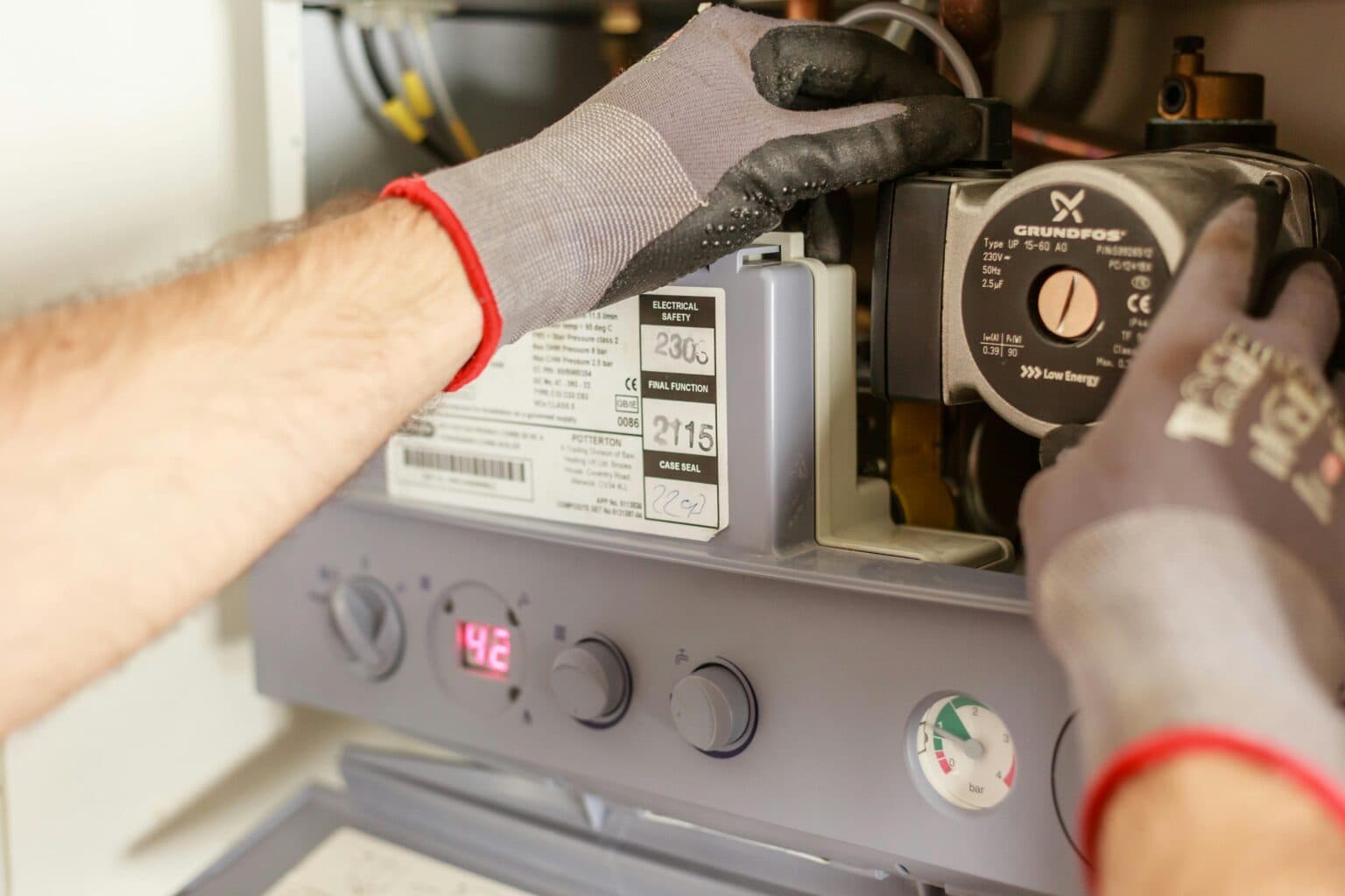 Technicien APC ECO en intervention sur une chaudière gaz